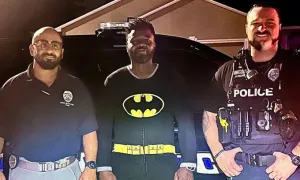 Mặc đồ ngủ Batman truy bắt kẻ đột nhập trong đêm