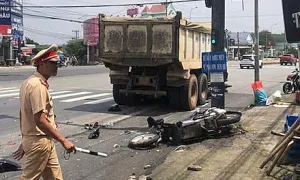 Ôtô tải tông 3 xe máy dừng đèn đỏ ở TP HCM
