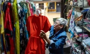 Người dân phố cổ Hội An sơ tán tài sản tránh lũ